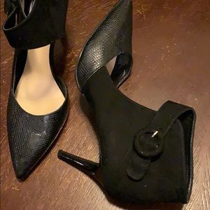 Black pumps with side ankle buckle
